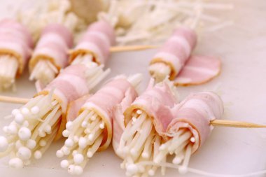 Pastırma rulo mantar ile