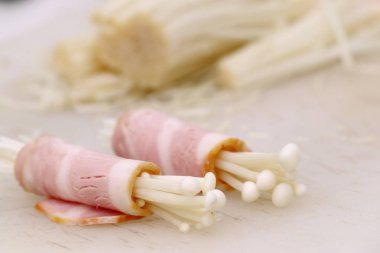 Pastırma rulo mantar ile