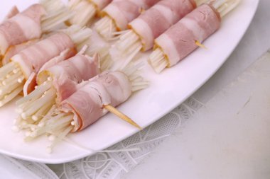 Pastırma rulo mantar ile