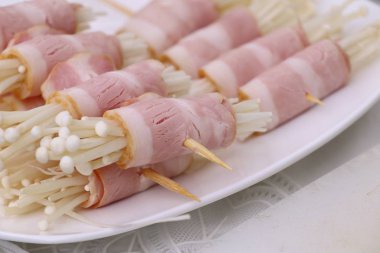 Pastırma rulo mantar ile