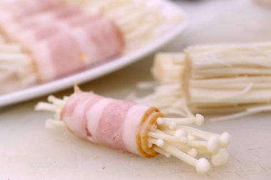 Pastırma rulo mantar ile