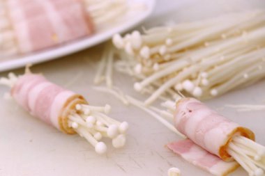 Pastırma rulo mantar ile