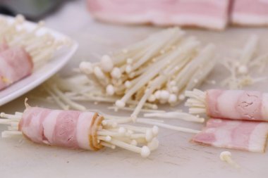 Pastırma rulo mantar ile