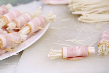 Pastırma rulo mantar ile