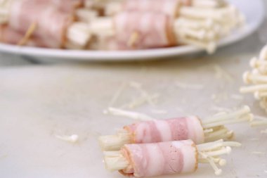 Pastırma rulo mantar ile