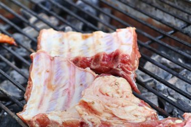 Barbekü ızgara domuz kaburga