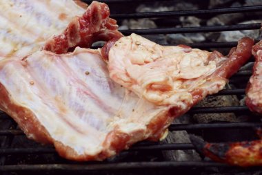 Barbekü ızgara domuz kaburga