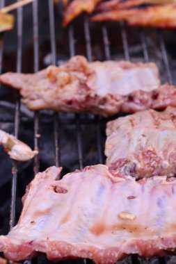 Barbekü ızgara domuz kaburga