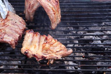 Barbekü ızgara domuz kaburga