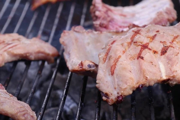 Barbekü ızgara domuz kaburga