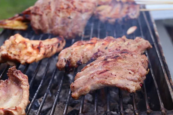 Costillas de cerdo en la parrilla barbacoa — Foto de Stock