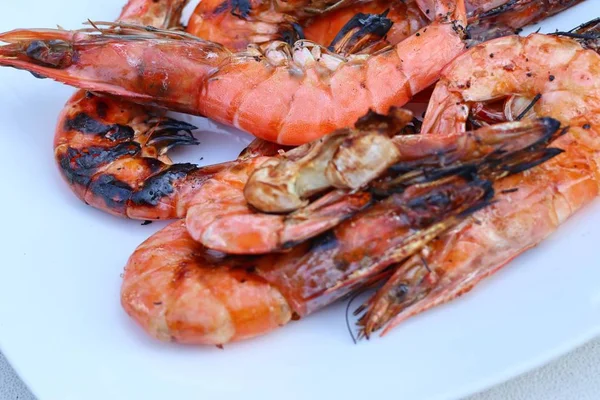 Udang panggang di piring — Stok Foto