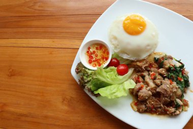 fesleğen ve domuz kızarmış pilav