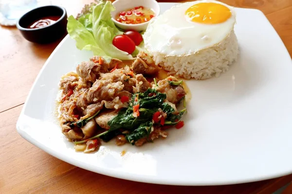 Nasi goreng dengan kemangi dan daging babi — Stok Foto