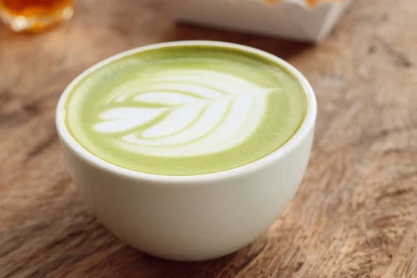 Горячий зеленый чай с молоком — стоковое фото