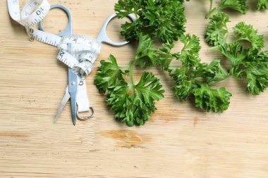 Maydanoz yaprakları ile taze