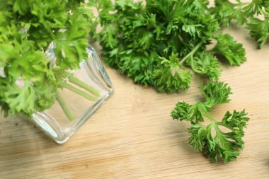 Maydanoz yaprakları ile taze