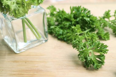 Maydanoz yaprakları ile taze