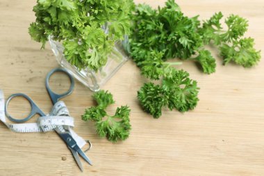 Maydanoz yaprakları ile taze