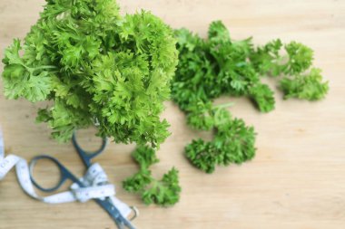 Maydanoz yaprakları ile taze
