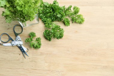 Maydanoz yaprakları ile taze