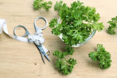 Maydanoz yaprakları ile taze