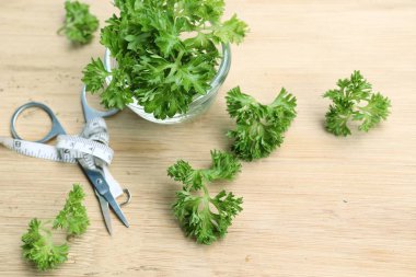 Maydanoz yaprakları ile taze