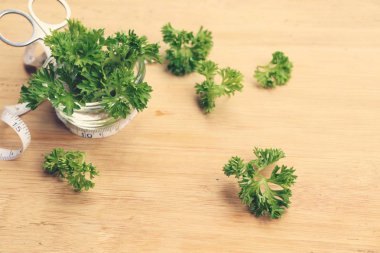 Maydanoz yaprakları ile taze