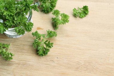Maydanoz yaprakları ile taze