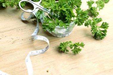 Maydanoz yaprakları ile taze