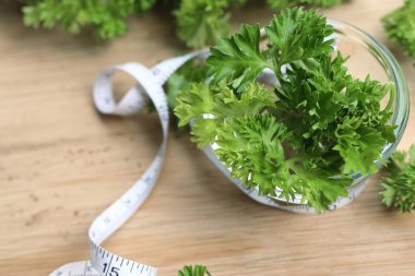 Maydanoz yaprakları ile taze