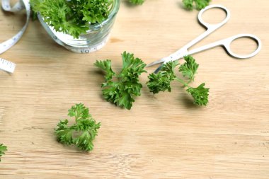 Maydanoz yaprakları ile taze