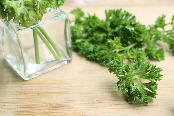 Maydanoz yaprakları ile taze