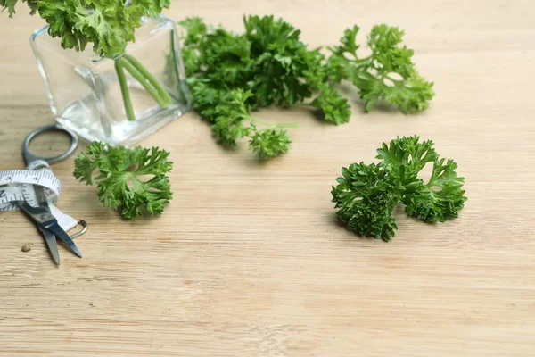 Maydanoz yaprakları ile taze