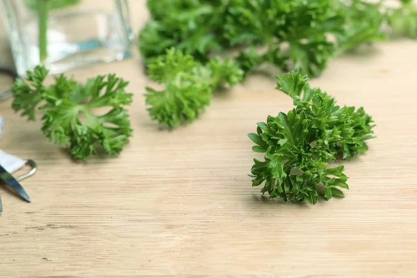 Maydanoz yaprakları ile taze