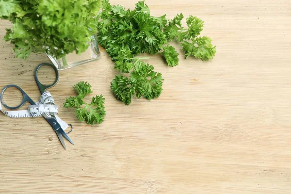 Maydanoz yaprakları ile taze