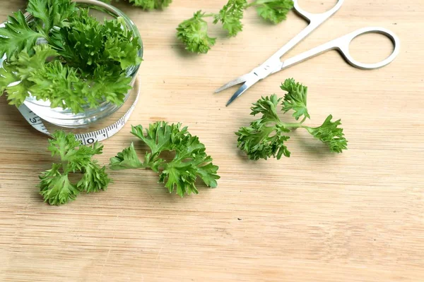 Maydanoz yaprakları ile taze