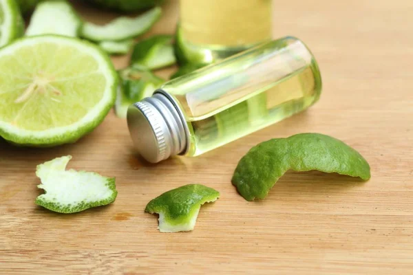 Frisches Kaffir-Limettenöl — Stockfoto