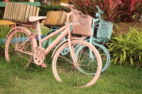 Bicicleta vintage rosa e azul — Fotografia de Stock