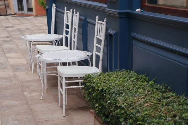 Біле крісло переднє кафе — стокове фото