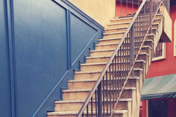 Escalera vintage en edificio — Foto de Stock