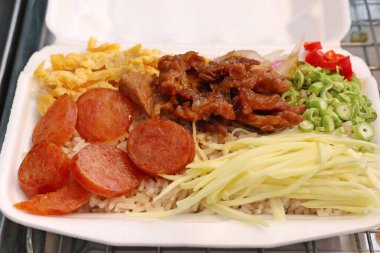 Kızarmış karidesli pilav yapıştırın