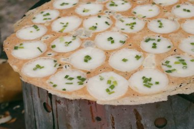 Hindistan cevizi sütü karıştırın şeker ve un 