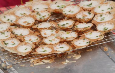 Hindistan cevizi sütü karıştırın şeker ve un 