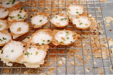 Hindistan cevizi sütü karıştırın şeker ve un 