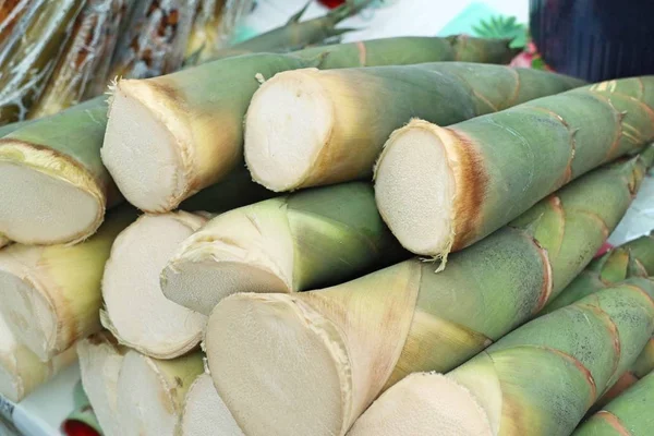 Brote de bambú en la calle carretera — Foto de Stock