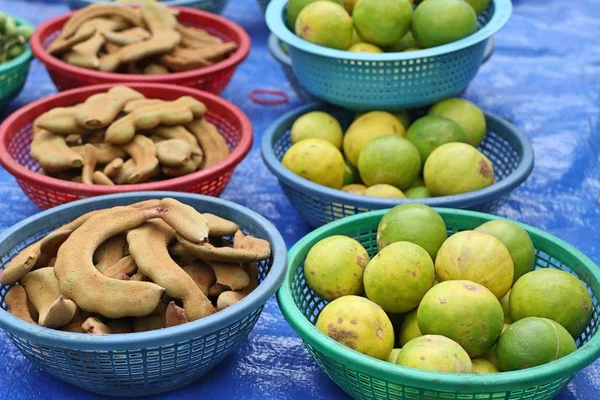 Zitrone und Tamarinde auf dem Markt — Stockfoto