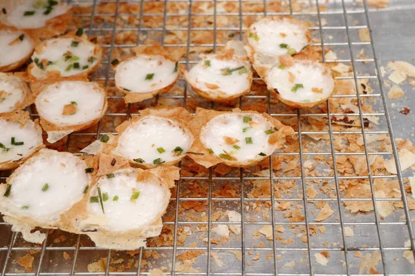 Hindistan cevizi sütü karıştırın şeker ve un 