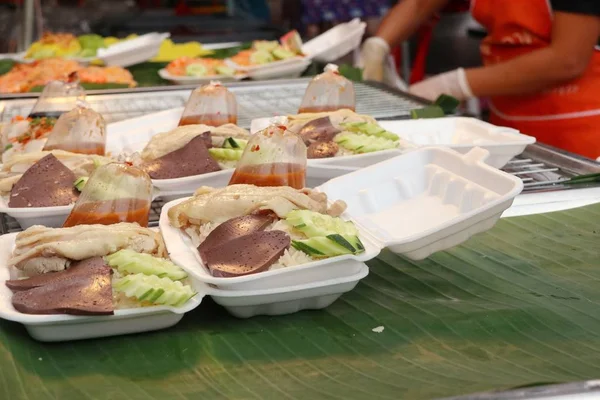 Riz cuit à la vapeur avec poulet — Photo