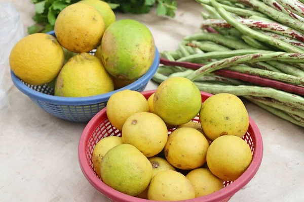 Limão e feijão longo no mercado — Fotografia de Stock